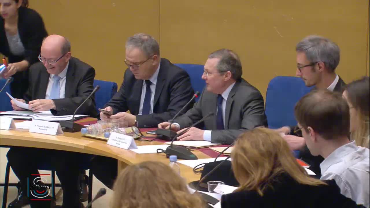 Table ronde de représentants des avocats, des magistrats et des fonctionnaires de greffe