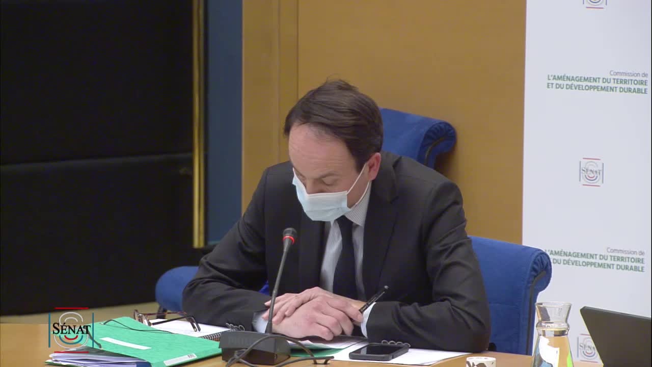 Table ronde avec des juristes sur le projet de loi constitutionnelle, adopté par l'Assemblée nationale, complétant l'article 1er de la Constitution et relatif à la préservation de l'environnement