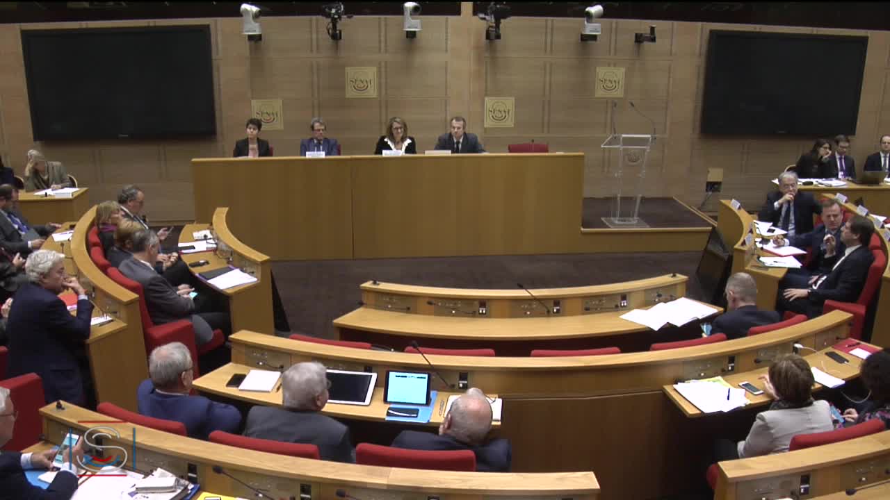 Table ronde rassemblant les acteurs de la distribution